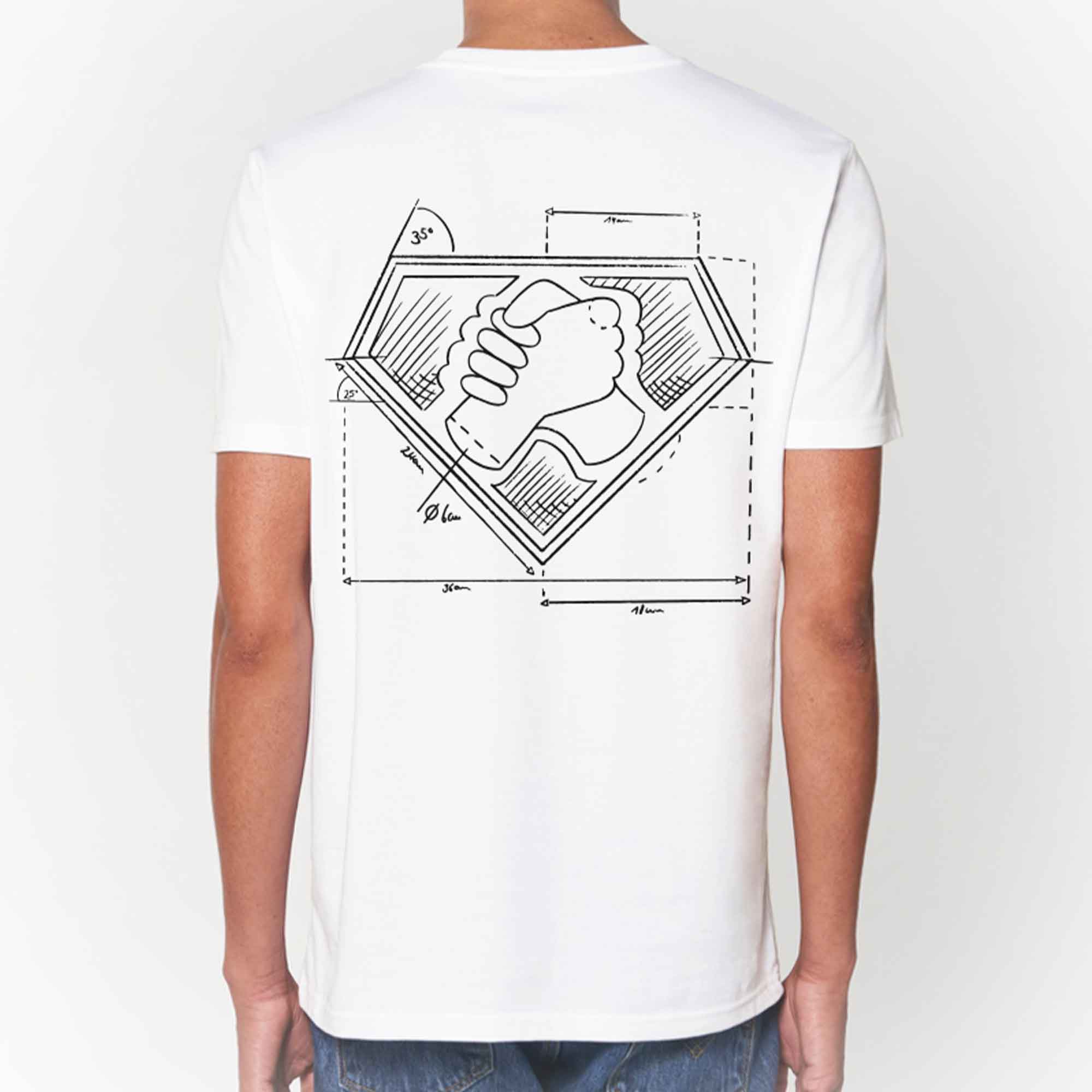 Weißes T-Shirt mit PowerPeople-Logo Aufdruck, getragen von einem Model